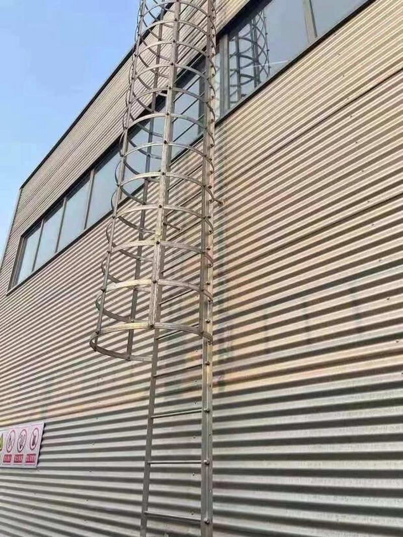 爬围墙的梯子图片:别墅围墙护栏效果图