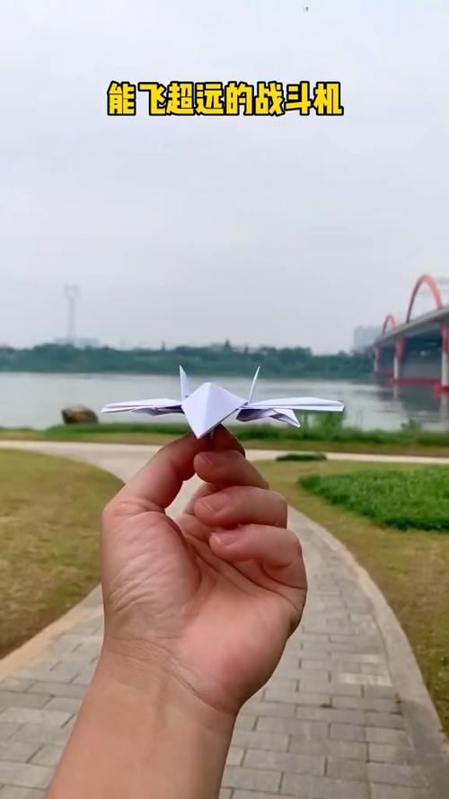 又霸气又帅气的纸飞机:最帅的纸飞机飞得又高又远